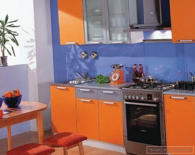 Plava narančasta kuhinja