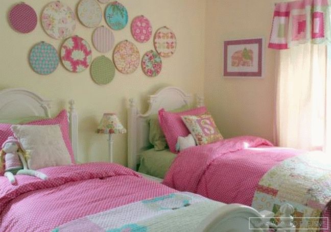 Spavaća soba u ružičastim i ljubičastim nijansama - фото 2