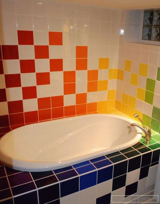 Pločice različitih boja u zimskoj kupaonici - 4